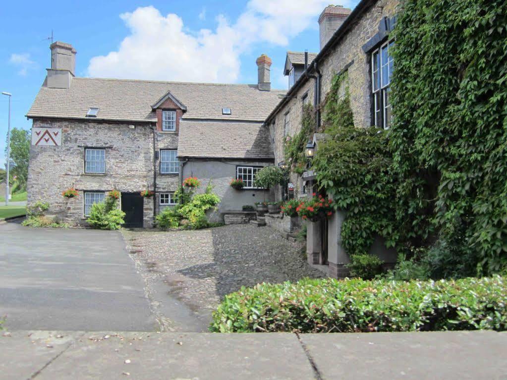 The Three Cocks Coaching Inn Glasbury Bagian luar foto
