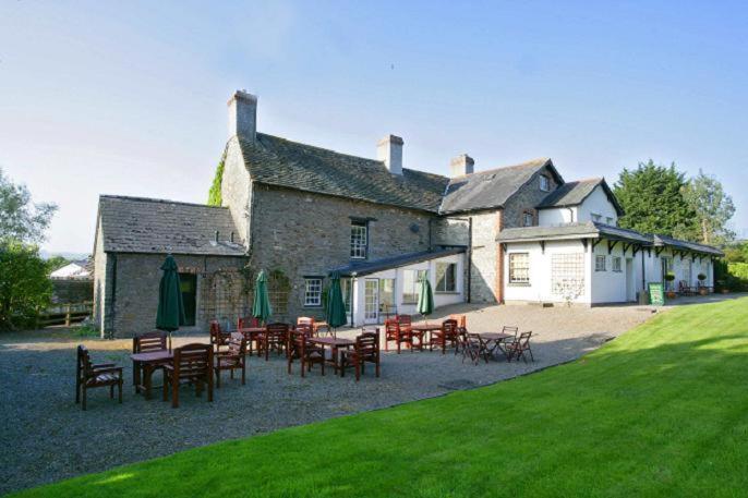 The Three Cocks Coaching Inn Glasbury Bagian luar foto
